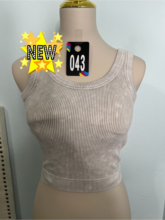 Zenana Outfitters Tops - NWOT. Zenana Cropped Tank #043